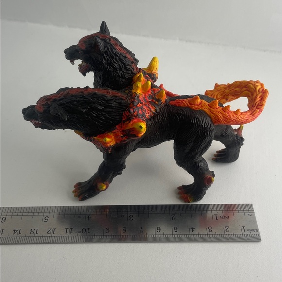 Schleich Eldrador Creatures Hellhound Two Headed Dog Wolf Figure - Picture 7 of 7